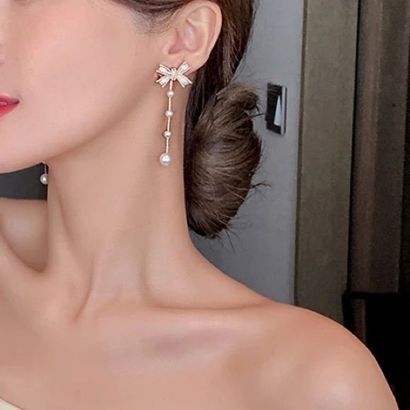 “Dolly Sunday’s” Pearl White Bow Tassel Kawaii Cute Dainty Dangle Gift Earrings - Picture 2 of 7